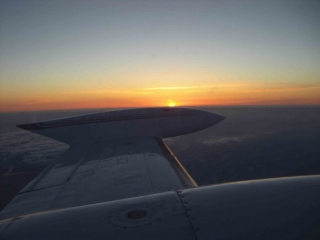 Coucher de soleil dans un petit avion 